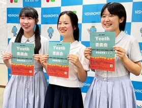 ユース委員会の設立に向け、仲間を募っている高校生３人＝西宮市役所