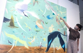 作品の説明をする小沢さかえさん＝尼崎市昭和通２、総合文化センター