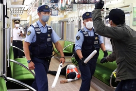 犯人役を説得する署員＝阪急西宮北口駅