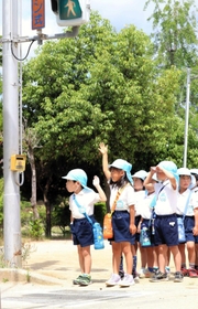 西武庫公園で、手を挙げて横断歩道を渡ろうとする園児ら＝尼崎市武庫元町３