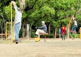 瑞ケ池公園は１７基の健康遊具が設置される広場に生まれ変わった＝伊丹市瑞ケ丘５