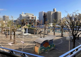 リニューアル前の広場（２０２１年１１月撮影、尼崎市提供）＝尼崎市竹谷町２