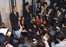 遺体安置所で遺族と対面した後、謝罪の意を述べるＪＲ西日本幹部＝尼崎市記念公園総合体育館