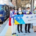 「銀河」の前で記念撮影する山崎晴恵市長（左から４人目）ら＝ＪＲ宝塚駅