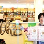 子ども向けの絵本などがそろう２階には、１０周年記念のバルーンが飾り付けられている＝伊丹市宮ノ前３