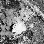 米軍が撮影した、仁川・武庫川合流点付近の川西航空機への爆撃（１９４５年、米国立公文書館所蔵）