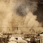 甲子園方面から空襲を受け燃える市街地を望む＝１９４５年８月６日