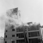 猛煙を上げる長崎屋尼崎店。１５人が犠牲となった＝１９９０年３月１８日、尼崎市神田北通４