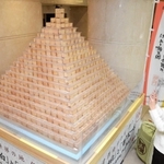 伊丹の「清酒造り」の歴史が日本遺産に認定され、高さ２メートルの酒升タワーがお目見えした＝２０２１年３月、伊丹シティホテル