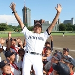 選手たちに胴上げされる市尼崎高の竹本修監督＝明石市の明石トーカロ球場