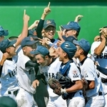 ３３年ぶり２度目の優勝を決め喜ぶ市尼崎ナイン