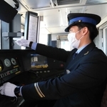 運転席に座り前方確認をする運転士＝ＪＲ姫路駅