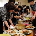月に１度の神戸神校会の集い。郷土料理に舌鼓を打つ＝２０１７年６月、神戸市長田区若松町３、神戸奄美会館
