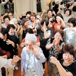 夏目踊りが始まる。１人、また１人と輪に加わり、笑顔が広がる＝神戸市長田区若松町３、神戸奄美会館