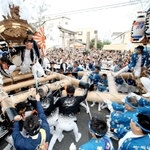 西町（左）と中在家の山合わせ。西町が肩背棒を中在家に乗せ、沿道が沸く＝尼崎市汐町