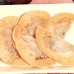 米粉の皮で包んで揚げたギョーザ