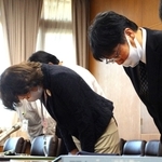 宝塚市立中学で教師の生徒に対する体罰があったとして謝罪する中学校長（右）と教育長（右から２人目）＝宝塚市役所