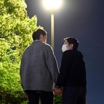 「手をつないで歩けるのは人気の無い夜だけ」という２人。ゲイカップルのロールモデルになれたらと話す＝神戸市内