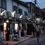店から漏れるネオン。この光景はもうない＝２０２１年３月５日午後、尼崎市神田南通３（画像の一部を加工しています）