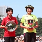 ともに五輪代表に内定し、笑顔で優勝杯を持つ前田穂南（右）と２位の鈴木亜由子＝２０１９年９月１５日午後、東京・明治神宮外苑
