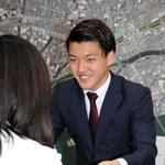尼崎市の稲村和美市長を訪問した、オランダ１部リーグで活躍するサッカーの堂安律選手＝２０１８年６月１３日、尼崎市役所