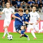 後半、ゴールを決める堂安律＝２０１８年１０月１６日、埼玉スタジアム