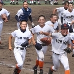 決勝進出を決め、応援スタンドに駆け出す市尼崎ナイン＝姫路ウインク球場