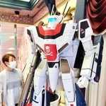 会場入り口に展示される「マクロス」の立像は迫力満点＝手塚治虫記念館