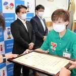 署長感謝状を受け取った豊増里三さん（右）＝尼崎東署