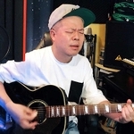 楽曲を作るニシオカナヲトさん（提供）