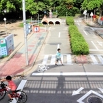 西宮市交通公園。みんなで遊ぶ児童の姿があった＝西宮市久保町