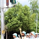 西武庫公園で、手を挙げて横断歩道を渡ろうとする園児ら＝尼崎市武庫元町３