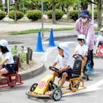 西武庫公園は市内の公園で２番目に広い約７・２ヘクタール。ゴーカートを運転して交通安全を学ぶ園児ら＝尼崎市武庫元町３