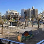 リニューアル前の広場（２０２１年１１月撮影、尼崎市提供）＝尼崎市竹谷町２