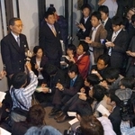 遺体安置所で遺族と対面した後、謝罪の意を述べるＪＲ西日本幹部＝尼崎市記念公園総合体育館