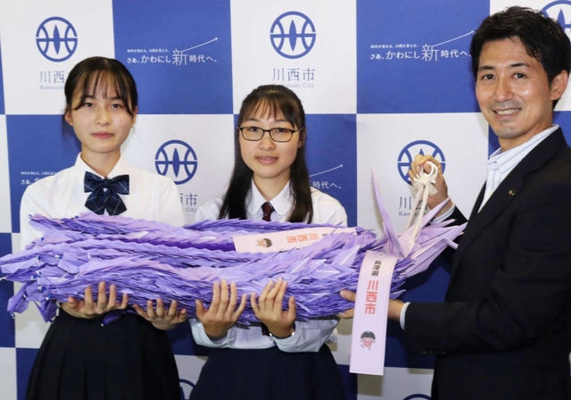 折り鶴を託された平和大使の女子生徒２人＝川西市役所