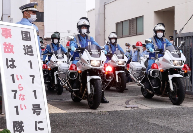 取り締まりに出動する１７１隊の隊員たち＝伊丹署