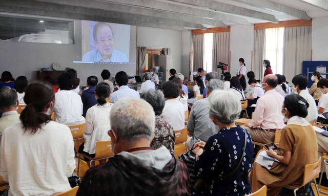 多くの人がつめかけた会場。当時の体験を語る貴重な語り部の映像も＝西宮市浜脇町、浜脇小学校