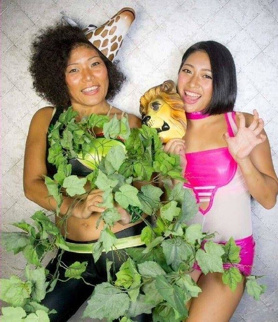 娘の木村花さん（右）を失った母の響子さん（提供）