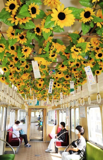 風鈴やヒマワリの造花で飾られた車内＝川西市内