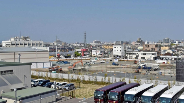 さら地となり、工事が進む浜田球場の跡地。左奥の白い建物は尼崎南署仮本庁舎＝尼崎市大庄川田町