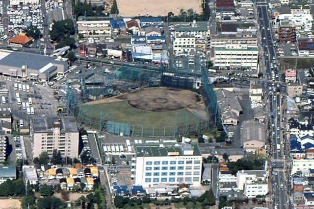 １９９０年に撮影された浜田球場。上部の球場北側を国道２号が東西に走る（尼崎市立地域研究史料館提供）