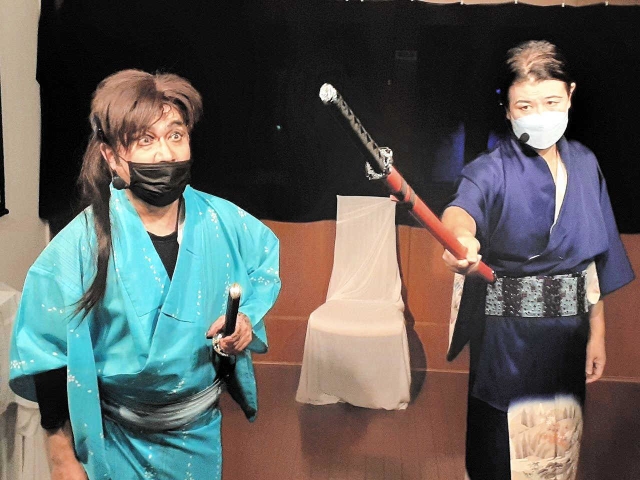本番に向け、通し稽古に励む山階真魚さん（手前）と橋本正人代表＝アイデアニュース・カルチャーセンター