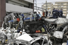 マンションに激突した快速電車の車両。警察官や消防隊員だけではなく、近隣企業からも多くの社員が救助に出向いた＝２００５年４月２５日、いずれも尼崎市内