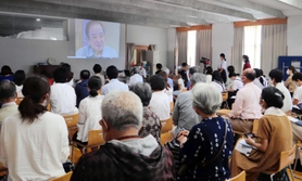 多くの人がつめかけた会場。当時の体験を語る貴重な語り部の映像も＝西宮市浜脇町、浜脇小学校