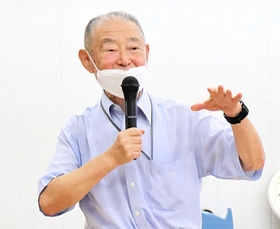 「西宮も空襲されたと知ってほしい」と話す小嶋裕さん＝西宮市浜脇町、浜脇小学校