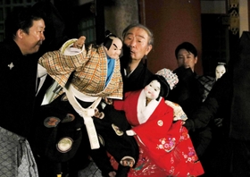 西宮神社が舞台の「釣女」を演じる人間国宝の吉田和生さん（中央）＝西宮市社家町