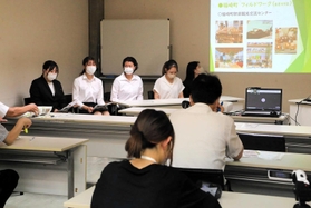 町幹部らを前にお土産物の商品企画案を発表する園田学園女子大の学生＝福崎町文化センター