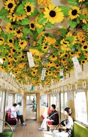 風鈴やヒマワリの造花で飾られた車内＝川西市内
