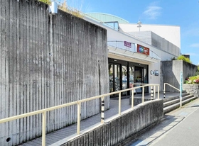 建物の周囲に造成され、地盤面を引き上げることになった擁壁（手前と出入り口右側の壁）＝西宮市新甲陽町